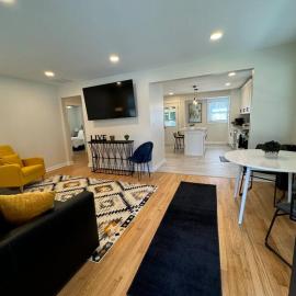Fortville Fun! 2BR Stylish Home with Game Garage，位于Fortville的酒店