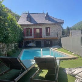 Maison de village à la montagne，位于于斯图的酒店