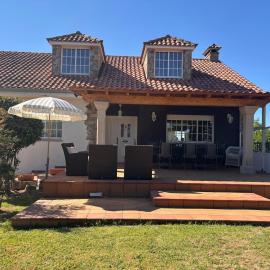 Cumbre- chalet con piscina cubierta y vistas al mar en Sada，位于萨达的酒店