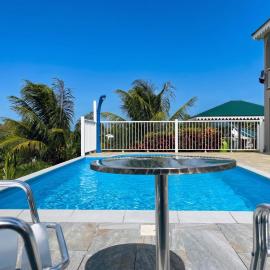 Appartement spacieux avec accès à la piscine, 80 m²，位于Ducos的酒店