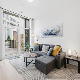 Stylish 2BR in Station Park. Private Patio. Spa, Gym and Bowling，位于基奇纳的酒店