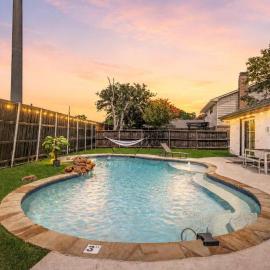 Perfect Getaway Home w Pool Jacuzzi Cinema Room