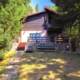 Mountain Family Chalet on Prahova Valley - 1000 sqm private yard，位于科马尔尼克的酒店