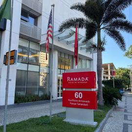 Ramada Hotel & Suites Campos Pelinca，位于坎普斯戈伊塔卡济斯的酒店