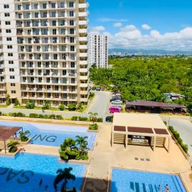 Amazing and lovely condo facing combination of poolview and mountain view，位于Suba的酒店