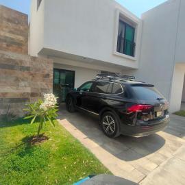 Beautiful new house in a gated community with pool and gym Preciosa casa nueva en fracc privado con piscina y gimnasio，位于Pozos的酒店