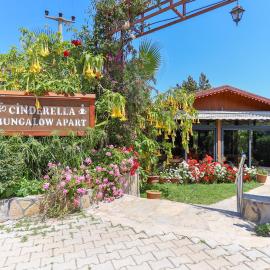 Cinderella Pension & Bungalow，位于契拉勒的酒店