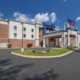 Hampton Inn & Suites Berkshires-Lenox，位于莱诺克斯的酒店