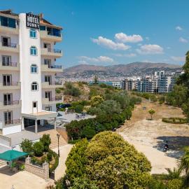 Sunny Hotel,位于萨兰达的酒店