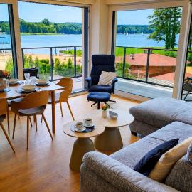 Złota Plaża Apartament Słoneczny z widokiem na jezioro，位于博茨科沃的酒店