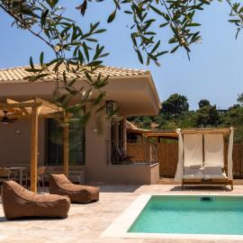 Terra Elea Luxury Pool Suite Aura，位于尼基季的酒店