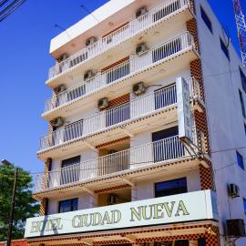 Hotel Ciudad Nueva，位于埃斯特城的酒店