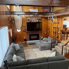 Cozy Waterfront Cottage，位于Beaverton的酒店