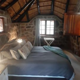 Cross Pollination Chalets & Camping，位于法尔瓦特的酒店