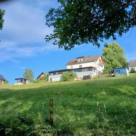 Sunrise B&B Hellenthal，位于黑伦塔尔的酒店