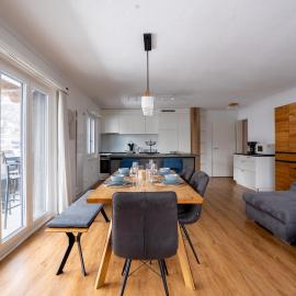 La Riva mit Berg- und Seeblick，位于莱克斯的酒店