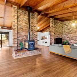 Hunter Valley 2 x Homes Pets Heated Pool，位于Whittingham的酒店
