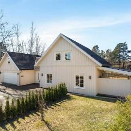 Nyoppført enebolig sentralt med eget spa，位于Bamble的酒店