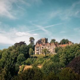 Nutfield Priory Hotel & Spa,位于红山的酒店