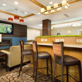 Holiday Inn Express & Suites Alexandria - Fort Belvoir by IHG,位于亚历山德里亚的酒店