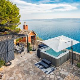 SUPER HORIZONT- Sea View Apartments with private Jacuzzi time & Free Parking，位于斯普利特的酒店