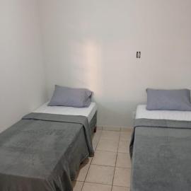 Casa 3 quartos, cozinha, banheiro, sala, garagem，位于迪维诺波利斯的酒店