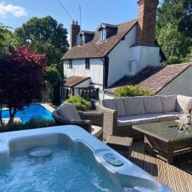 16th Century cottage with heated pool & hot tub，位于马东的酒店