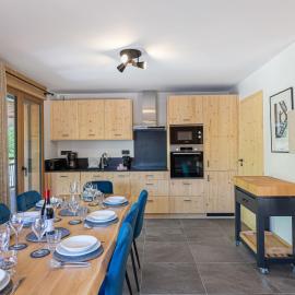 Appartement lumineux avec grande terrasse près des pistes - FR-1-570-46，位于Praranger的酒店