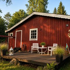 Schwedenmagie Exklusives Schwedenhaus am See mit Boot und Gästehaus，位于Bälganet的酒店
