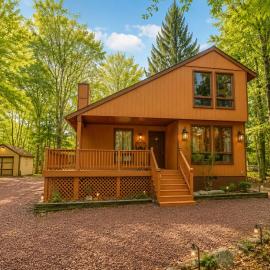 Clocked Out Cabin with Lake Access, Fire Pit, Games，位于Blakeslee的酒店