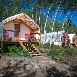 Cabins Over Crag Lake Glamping Lynx，位于Carcross的酒店