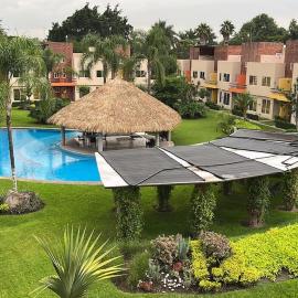 Family Home with Pool sun pool and relaxation，位于尧特佩克的酒店