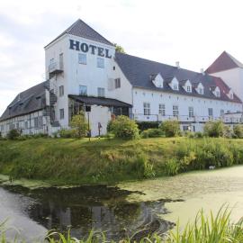 Vraa Slotshotel，位于曲尔斯楚普的酒店