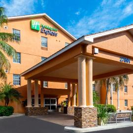 Holiday Inn Express Hotel & Suites Bonita Springs/Naples by IHG,位于博尼塔斯普林斯的酒店