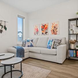 Sol Close to Airport, Trails & Parks Pets Ok，位于Calgary的酒店