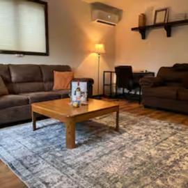 Cozy Cabin Condo by the Mountain, 5mins to skiing!，位于温德姆的酒店