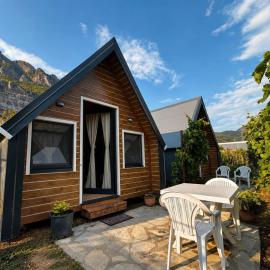 Koman Twin Cabins，位于Gushtë的酒店