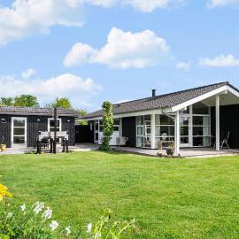 Cozy summer house, Dyngby Beach with private garden，位于欧德尔的酒店