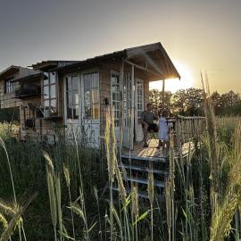 Strackxhoeve Tiny House 'Knalselder'，位于Laakdal的酒店