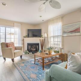 CoastalBoho-Spacious 4BDtownhouse 3 mi from beach，位于柏斯海滩的酒店