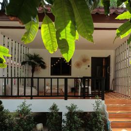 Charming House - Peaceful Garden Retreat - 2mn ZenBeach - Srithanu Center，位于西塔努的酒店