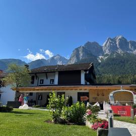 Bayern Resort Hotel - Adults only - mit Zugspitzblick - Eibsee-Nähe - Wellnessbereich - Naturpool im Sommer，位于格赖瑙的酒店