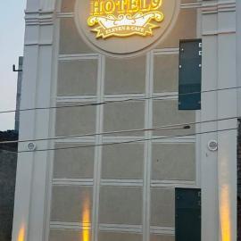 Hotel 9Eleven & Cafe，位于Barnāla的酒店