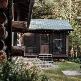 Morissette Base Camp - Lakeside Cozy Retreat for families and hikers，位于Messines的酒店