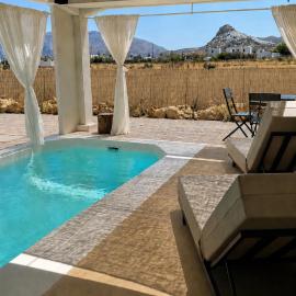 Theros Suite, Private Pool Retreat in Skyros，位于斯基罗斯岛的酒店