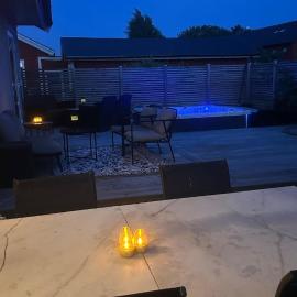 Familjevilla med jacuzzi - nära strand och centrum，位于法尔肯贝里的酒店