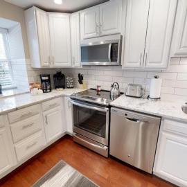 Cozy 2 Bedroom 1 Bath Condo near Eden Park
