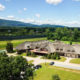 Dworek Góralski Restauracja Hotel & SPA，位于Łodygowice的酒店