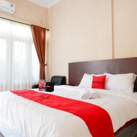 RedDoorz Plus near Stadion Wijaya Kusuma,位于芝拉扎的酒店