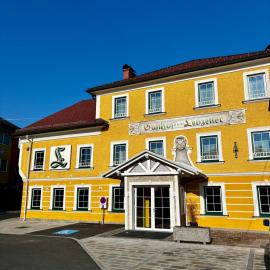 Hotel Lebzelter Straßwalchen, Familien und Business Aufenthalt, Seengebiet, Erlebnispark，位于施特拉斯瓦尔兴的酒店